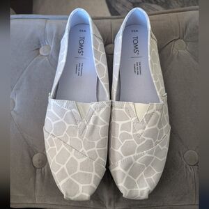 Toms Women's Light Gray Giraffe-Pattern Canvas Alpargata Slip-Ons Size 9.5